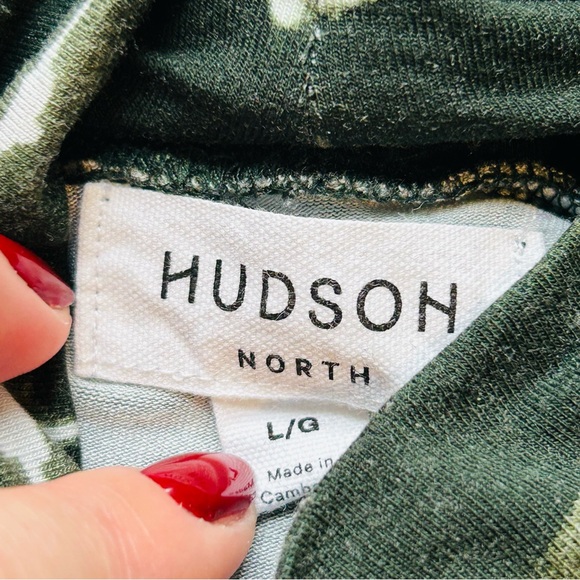 Hudson North- Green and White abstract Turtleneck- size large - Picture 3 of 12